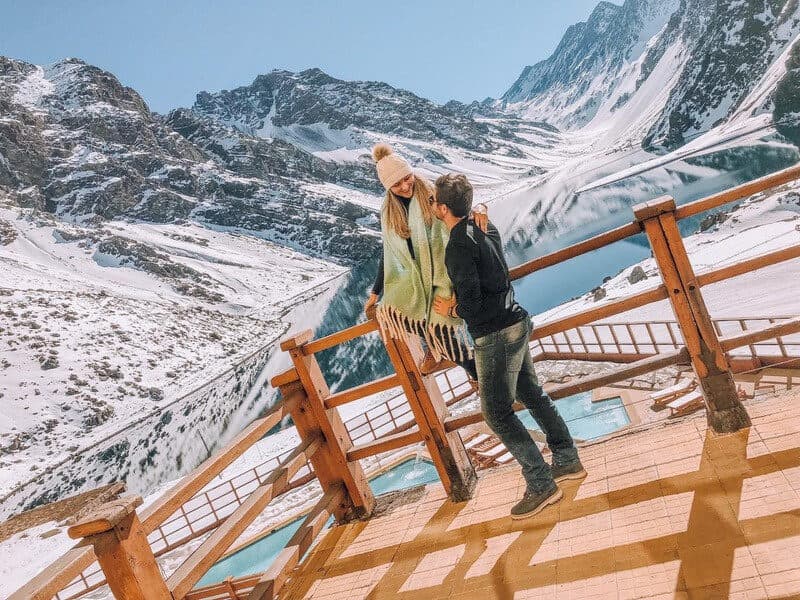 Laguna del Inca cercada por picos nevados na Cordilheira dos Andes, Chile